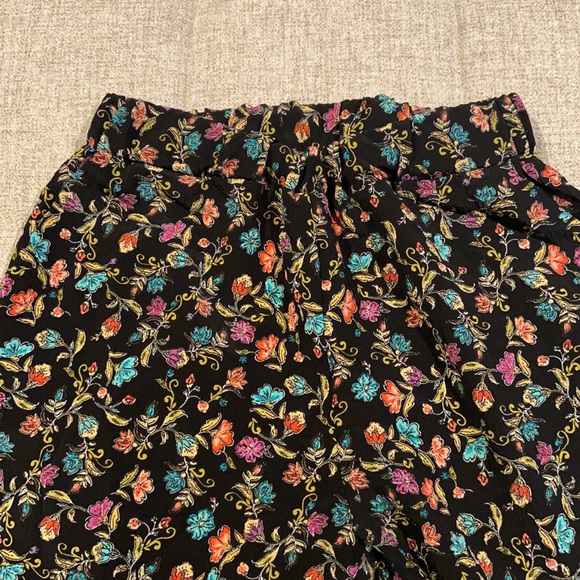 Xhillaration floral pants with pockets & wide leg. - Picture 2 of 6